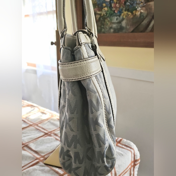 MICHAEL KORS large canvas and leather GUC - Picture 4 of 10